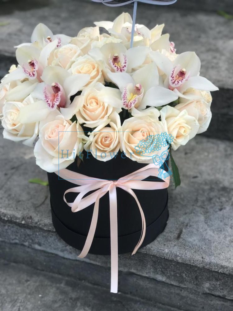 Композиция из живых цветов Инь и Ян Цветочная композиция из Розы и Орхидеи